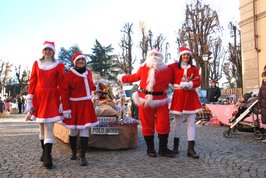 Idea Natale.Revello Si Immerge Nell Atmosfera Natalizia Tutto Pronto Per Idea Natale E Per La Corsa Dei Babbi Natale Targatocn It
