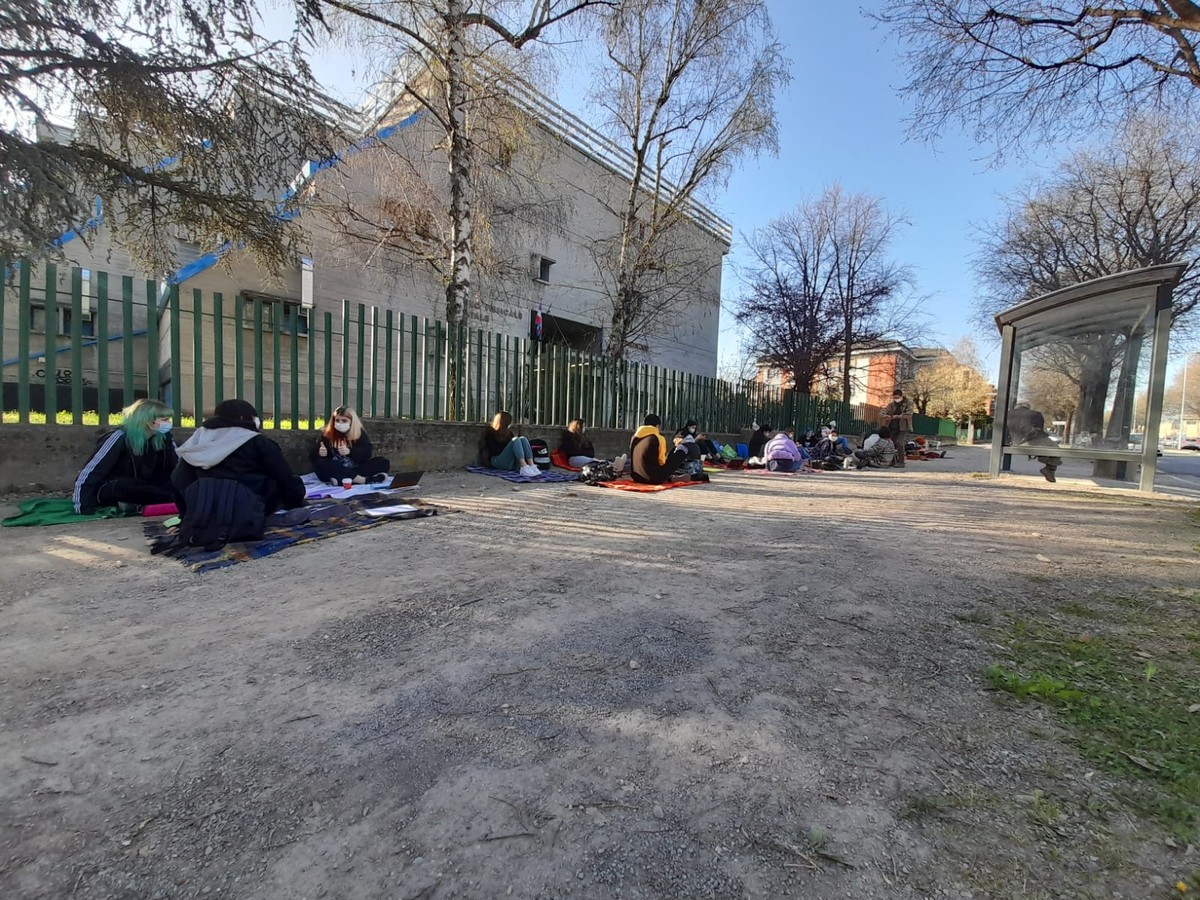 Dopo Pasqua Vogliamo Tornare In Classe Studenti E Prof Manifestano Davanti Al Liceo Artistico Di Cuneo Targatocn It