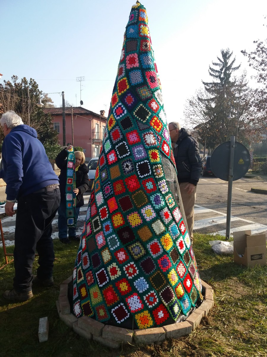 Presina Albero Di Natale Uncinetto.Baldissero D Alba Realizza L Albero Della Gioia Con 500 Presine In Lana Targatocn It