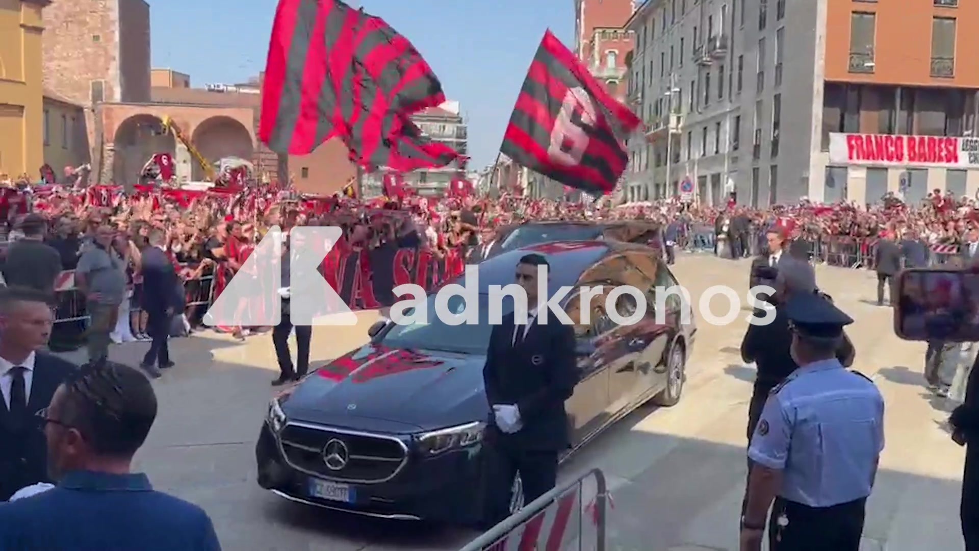 Baresi, feretro accolto dai cori della Curva Sud: "C'è solo un capitano"