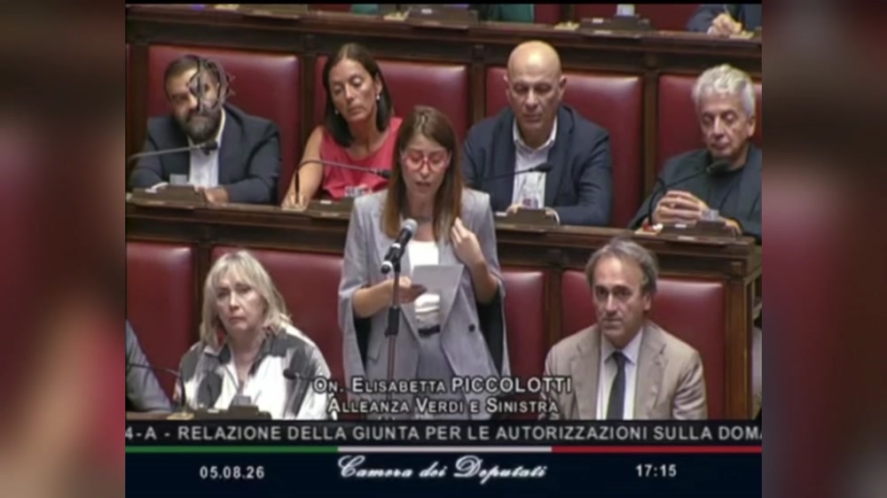 Caso Delmastro, la protesta di Avs alla Camera con le bende sugli occhi