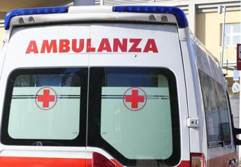 Roma, bimbo incastrato con la mano in un tombino all'asilo Roma, bimbo incastrato con la mano in un tombino all'asilo