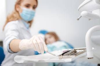 Gas esilarante contro la paura del dentista, sedazione cosciente per riavvicinare gli italiani alle cure Gas esilarante contro la paura del dentista, sedazione cosciente per riavvicinare gli italiani alle cure