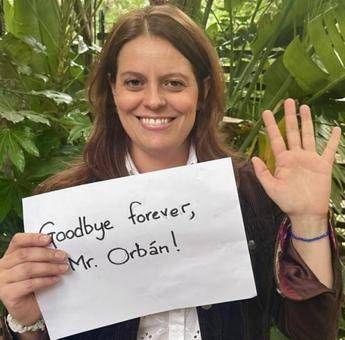 Ungheria, Orban perde le elezioni e Ilaria Salis festeggia: "Addio"