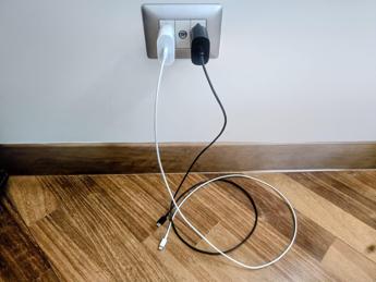 Caricabatteria attaccato alla presa senza telefono, consuma? Cosa succede
