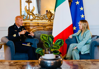 Meloni vede Parmitano a Palazzo Chigi: "Dai lustro a intera nazione" Meloni vede Parmitano a Palazzo Chigi: "Dai lustro a intera nazione"