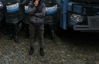 Tifoso ferito in scontri derby Torino, Procura: "Chiesti domiciliari per agente, lacrimogeno lanciato in modo non conforme"