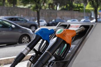 Carburanti, Cgia accoglie sconto Eni ma avverte: "Rincari record, intervenga la Ue" Carburanti, Cgia accoglie sconto Eni ma avverte: "Rincari record, intervenga la Ue"