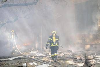 Guerra in Ucraina, missili russi nella notte su Kiev: "Almeno due morti" Guerra in Ucraina, missili russi nella notte su Kiev: "Almeno due morti"