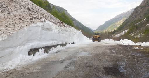 L'ultima neve presente sulla strada per le Terme è stata sgomberata