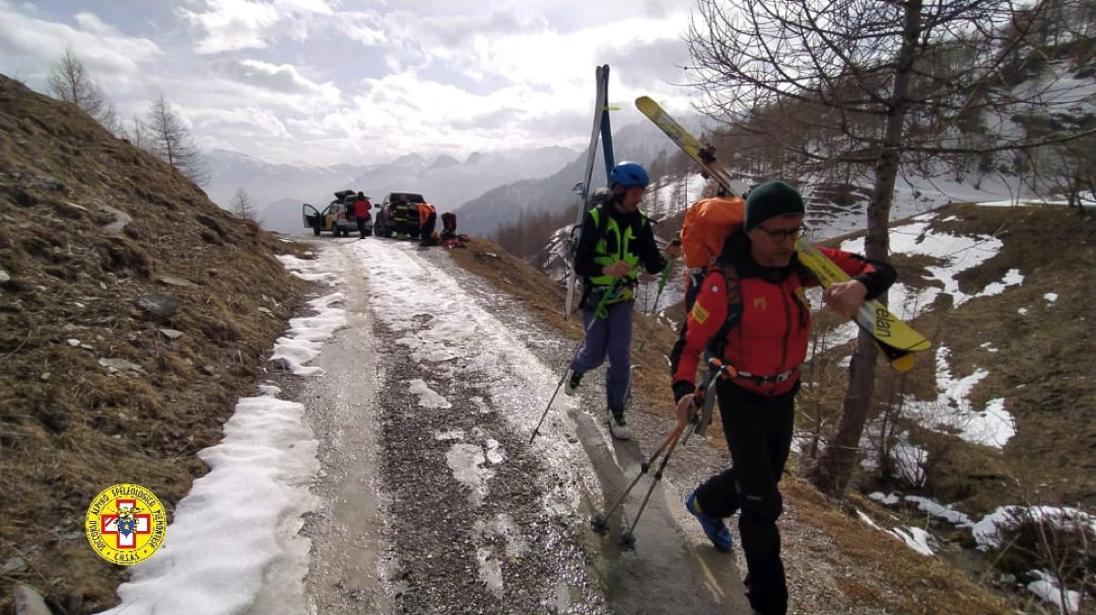 Escursionista cade su una placca di ghiaccio e perde i sensi a Pian delle Gorre
