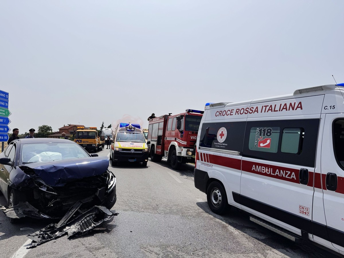 Frontale tra due auto sulla Statale 28 a Magliano Alpi Frontale tra due auto sulla Statale 28 a Magliano Alpi