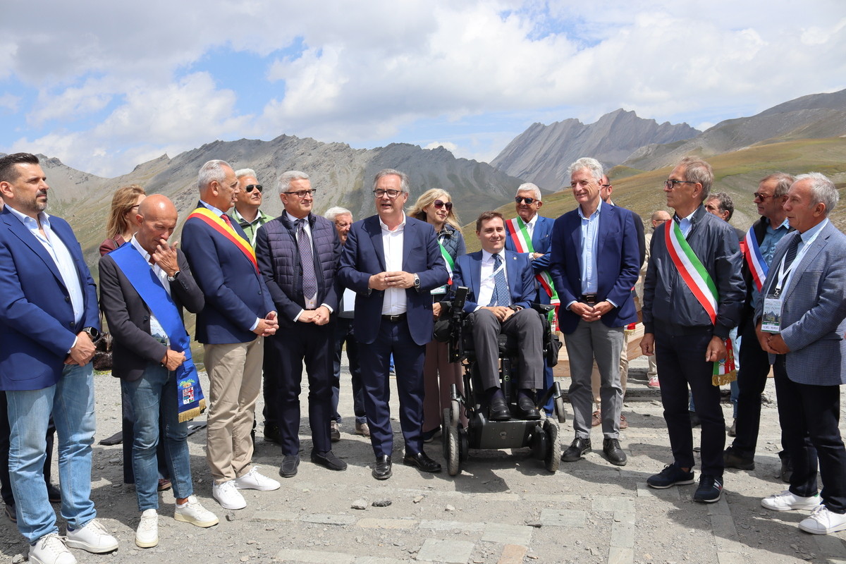 Bandiere e rappresentanti istituzionali durante la firma dell'accordo sulla cooperazione alpina a Pontechianale