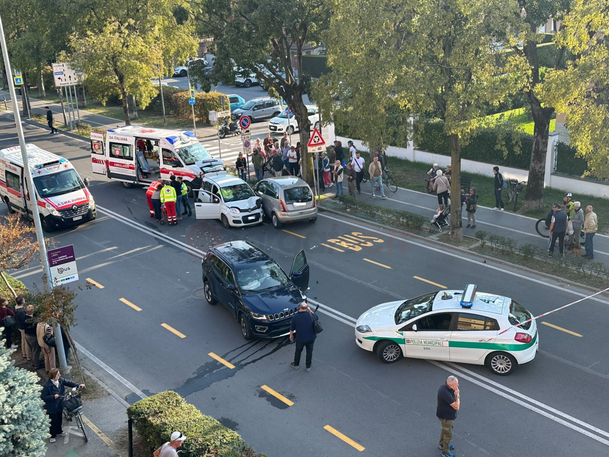 Violento incidente a Bra: tre feriti nello scontro tra auto in viale Madonna dei Fiori [FOTO]