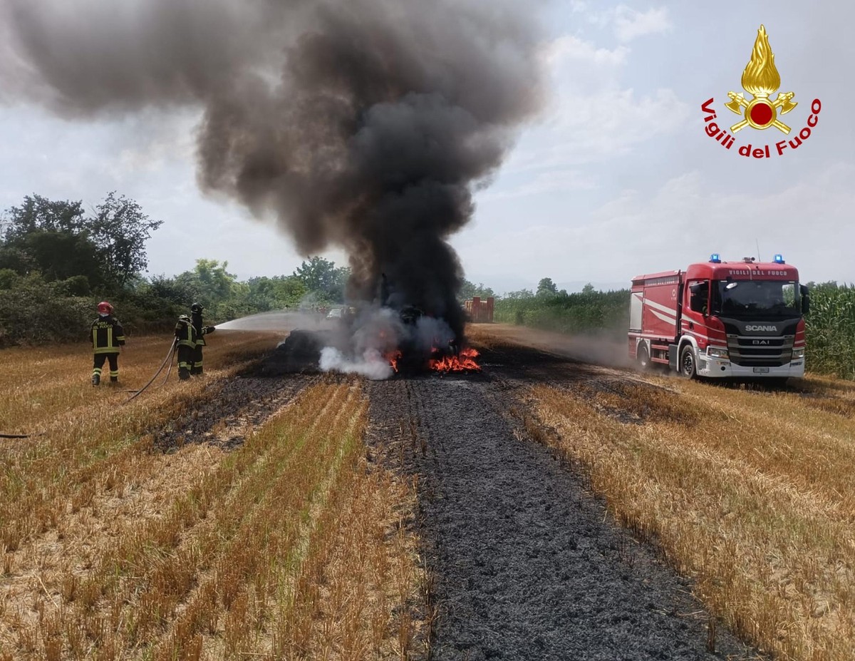 A fuoco un trattore con imballatrice in Regione Sagnassi a Centallo