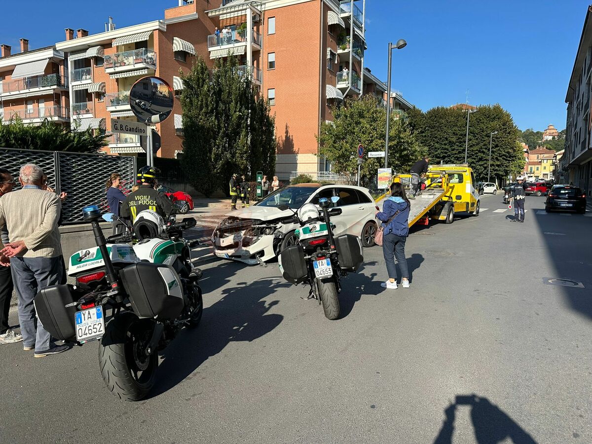 Bra, tre feriti nello scontro tra due auto in via Mercantini - Targatocn.it