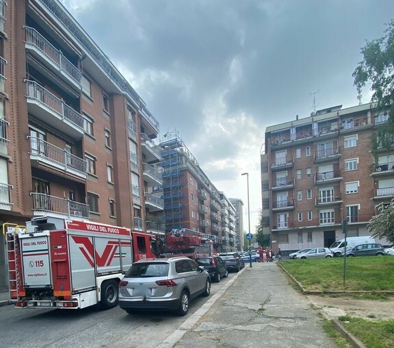 Uomo minaccia di lanciarsi dal tetto a Torino: in supporto anche due vigili del fuoco di Cuneo