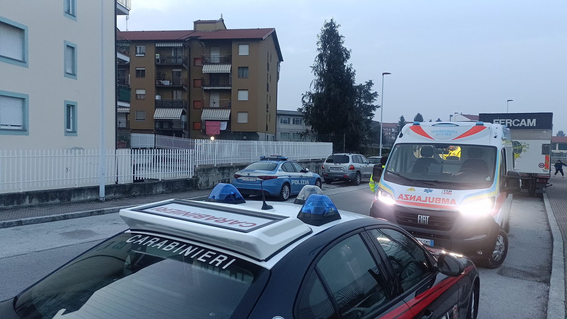Lite tra vicini di casa, in via Alessi a Cuneo intervengono 118 e forze dell’ordine Lite tra vicini di casa, in via Alessi a Cuneo intervengono 118 e forze dell’ordine