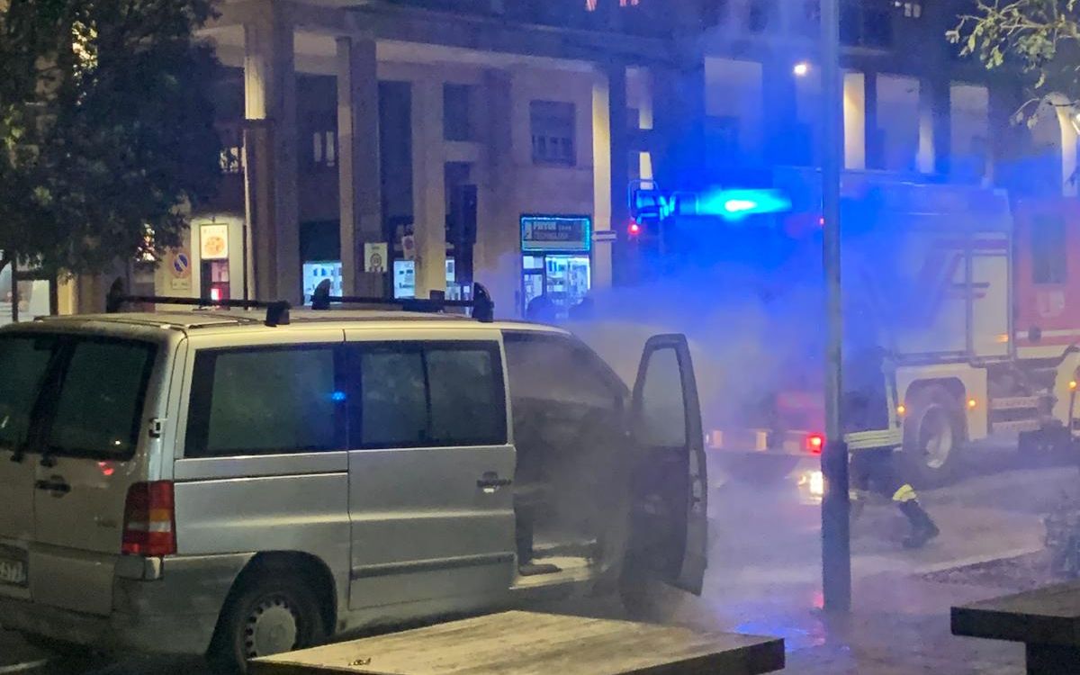Cuneo, principio d’incendio di un furgone in corso Giolitti