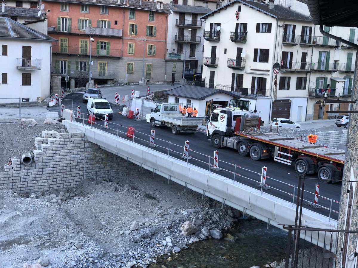 Tenda, inaugurato il ponte di Bourg Neuf: la ricostruzione della Val Roya è completata Tenda, inaugurato il ponte di Bourg Neuf: la ricostruzione della Val Roya è completata