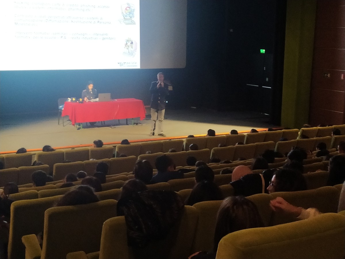 “Safer Internet Day”, gli studenti dell’IC Cuneo Corso Soleri hanno incontrato la Polizia Postale “Safer Internet Day”, gli studenti dell’IC Cuneo Corso Soleri hanno incontrato la Polizia Postale