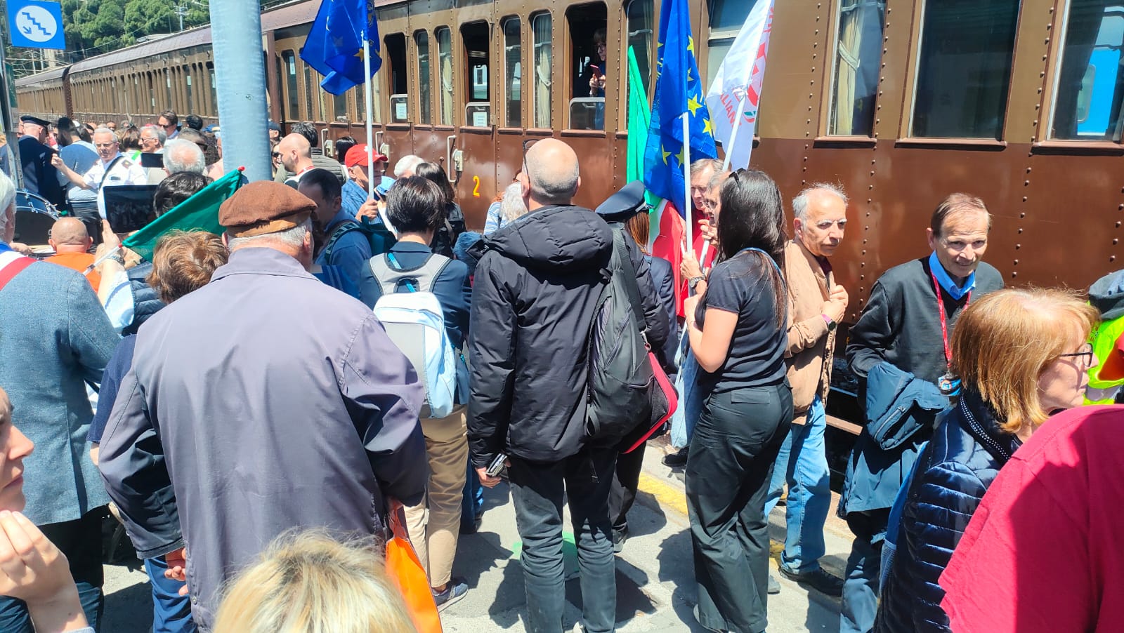 Il Treno delle Meraviglie fa tappa a Ventimiglia: accoglienza festosa tra musica, figuranti e istituzioni (Foto e video)