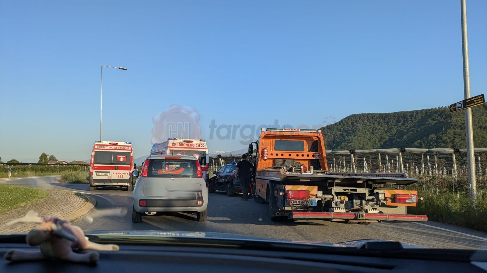 Macchina contro un palo finisce fuori strada all’uscita di Dronero Macchina contro un palo finisce fuori strada all’uscita di Dronero