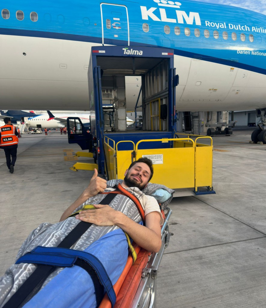 Mattia Vignolo in barella all'aeroporto di Lima in attesa di essere imbarcato sul volo della compagnia olandese Klm