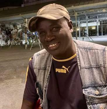 Abdu Dian: il venditore semegalese conosciuto come "Blu"