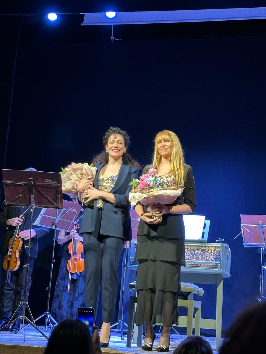 Busca in piedi per l’Academia Montis Regalis: al teatro civico una serata da tutto esaurito tra rigore barocco e poesia del canto
