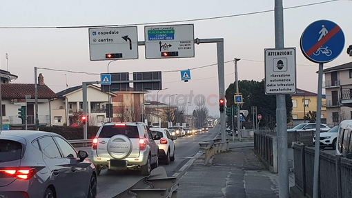 Il semaforo tra via Suniglia e via Liguria, dove è stato aumentato il tempo del verde per favorire il flusso veicolare più consistente Il semaforo tra via Suniglia e via Liguria, dove è stato aumentato il tempo del verde per favorire il flusso veicolare più consistente