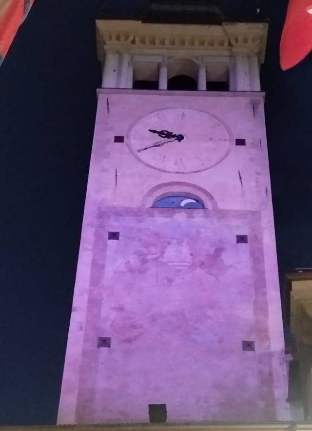 Cuneo, la Torre Civica illuminata di magenta per la campagna ESEO Italia sulle patologie gastrointestinali eosinofile Cuneo, la Torre Civica illuminata di magenta per la campagna ESEO Italia sulle patologie gastrointestinali eosinofile