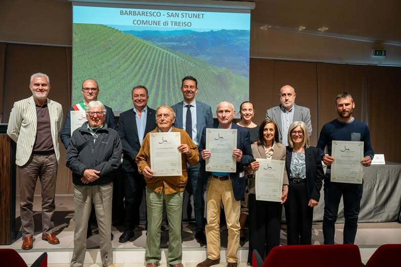 A Treiso il primo “Omaggio” al paesaggio Unesco: premiati i viticoltori del versante San Stunet A Treiso il primo “Omaggio” al paesaggio Unesco: premiati i viticoltori del versante San Stunet