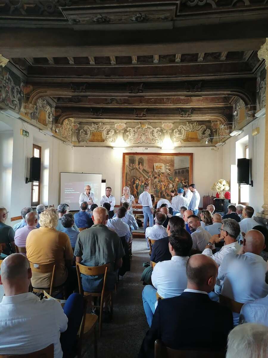Nasce il Distretto della Filiera della Razza Bovina Piemontese: firmato l'accordo tra Racconigi e Carmagnola Nasce il Distretto della Filiera della Razza Bovina Piemontese: firmato l'accordo tra Racconigi e Carmagnola