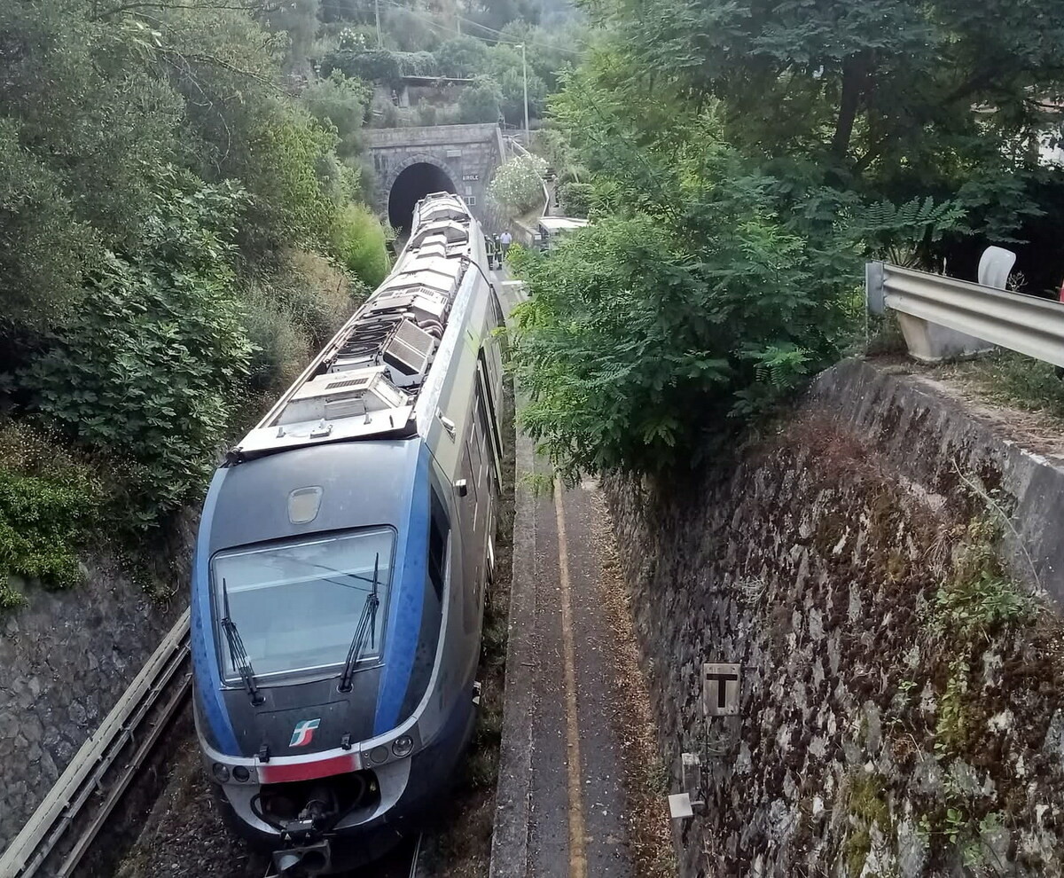 Stazione ferroviaria in Valle Roya con treno fermo e mezzi di soccorso in intervento per principio d'incendio