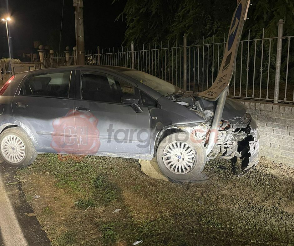 Auto contro un palo sulla provinciale tra Canale e Monteu Roero Auto contro un palo sulla provinciale tra Canale e Monteu Roero
