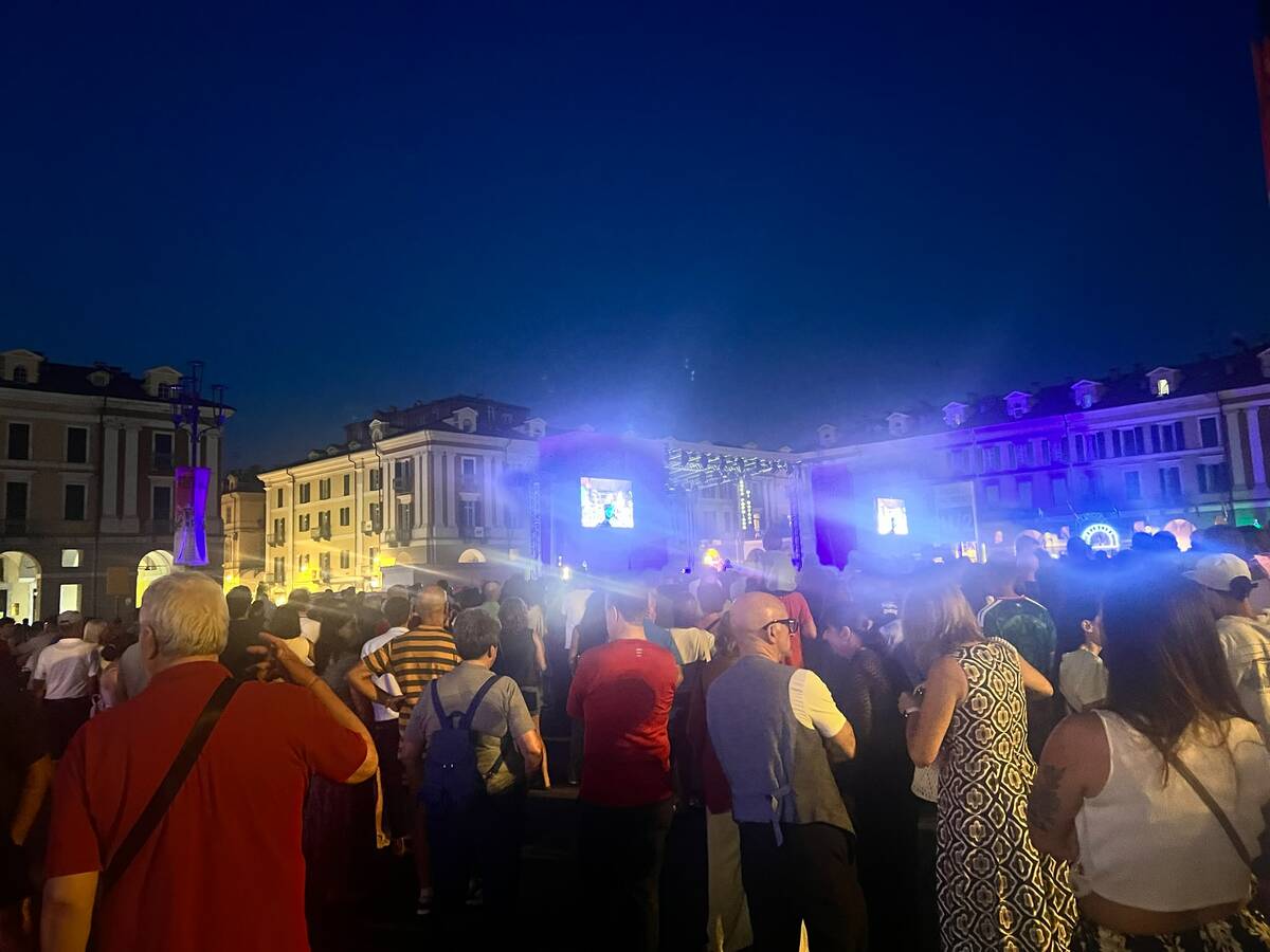 Elio e le Storie Tese conquistano piazza Galimberti: ironia, virtuosismo e migliaia di spettatori per il Cuneo Music Festival [Foto]