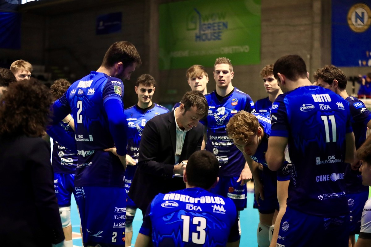 Volley A2M, Aversa-Cuneo 1-3. Battocchio dedica la vittoria allo staff: “Stanno facendo un lavoro pazzesco” (VIDEO) Volley A2M, Aversa-Cuneo 1-3. Battocchio dedica la vittoria allo staff: “Stanno facendo un lavoro pazzesco” (VIDEO)