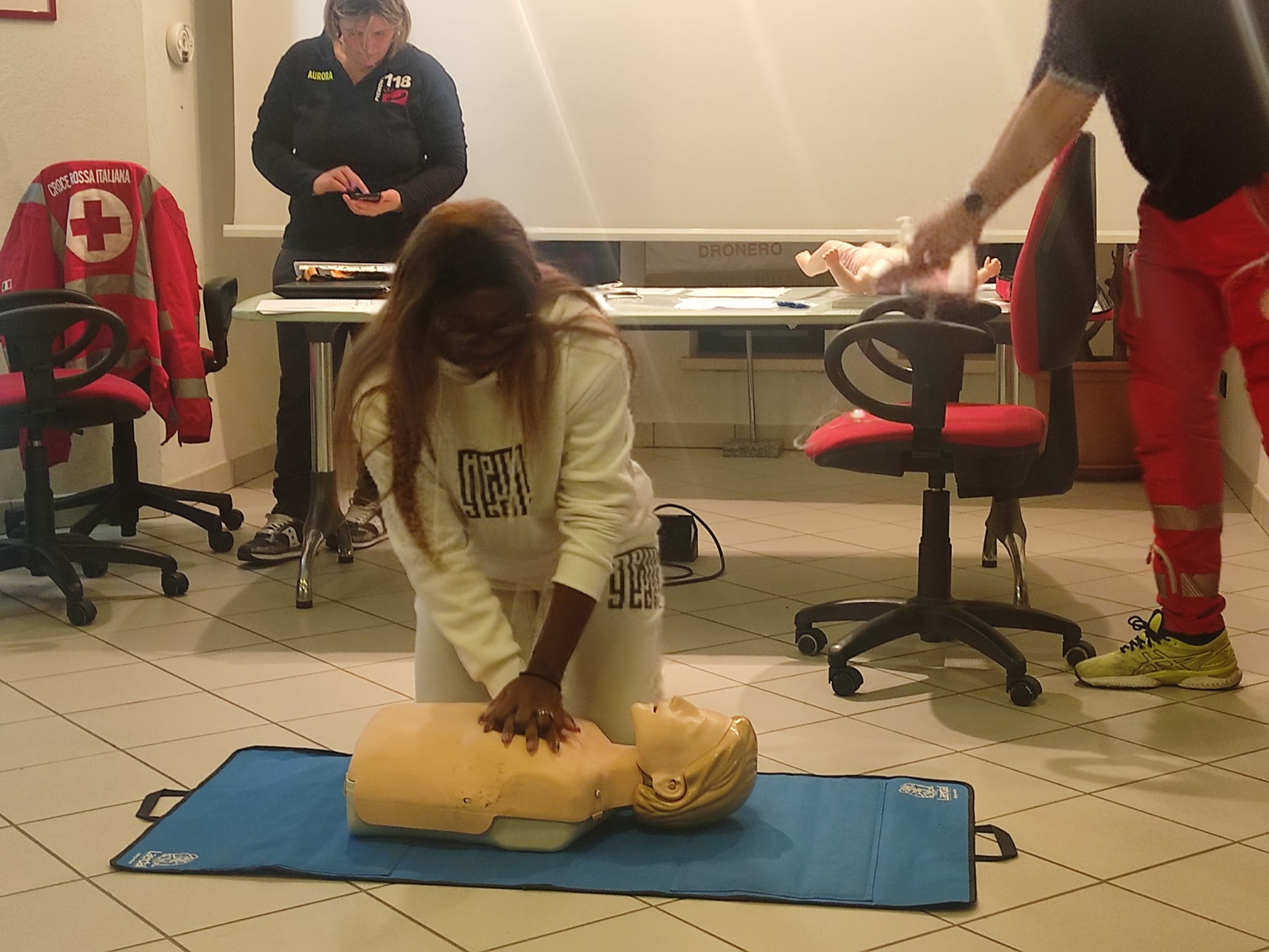 Un corso sull’uso dei defibrillatori per gli operatorio delle Case di Riposo di Stroppo e San Damiano Macra Un corso sull’uso dei defibrillatori per gli operatorio delle Case di Riposo di Stroppo e San Damiano Macra