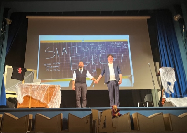 Con “Orribile scuola” la travolgente ironia di Enrico Galiano al “Ponte del Dialogo” di Dronero Con “Orribile scuola” la travolgente ironia di Enrico Galiano al “Ponte del Dialogo” di Dronero