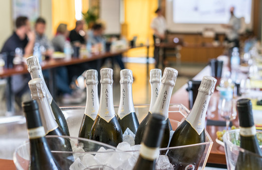 Vino nella Gdo in leggero calo, ma i brindisi aumentano: gli spumanti col segno positivo, metodo classico da record Vino nella Gdo in leggero calo, ma i brindisi aumentano: gli spumanti col segno positivo, metodo classico da record