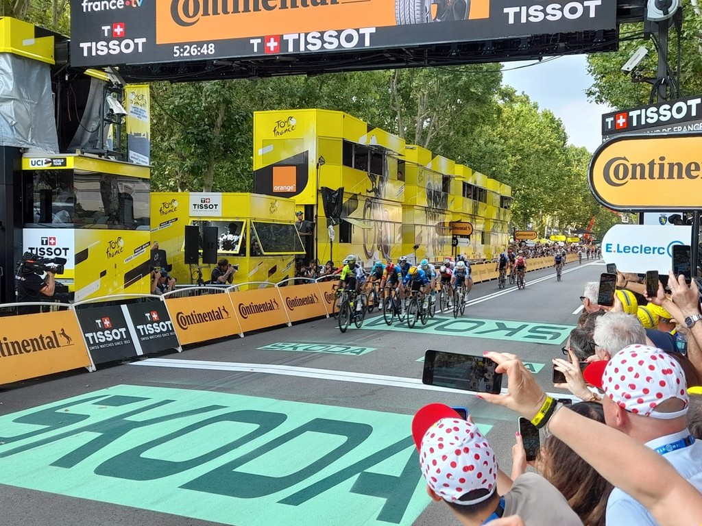 Tour de France Girmay sfreccia per primo sul traguardo di Torino