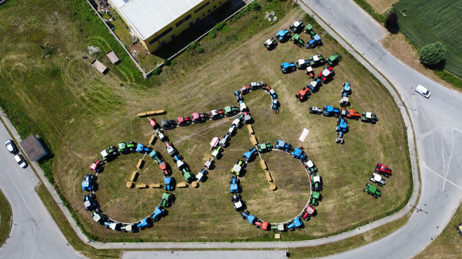 Una bici di 79 trattori accoglie il Giro d'Italia a Beinette [FOTO E VIDEO]  - Targatocn.it