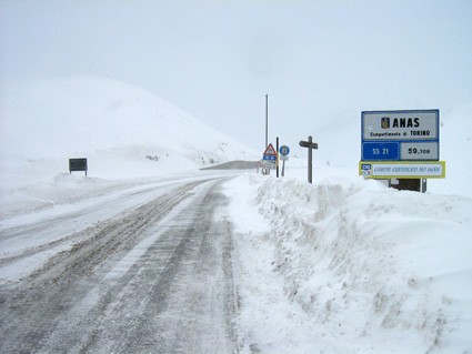 Bloccati dalla neve al Colle della Maddalena, notte di disagi per due auto francesi: temporaneamente chiuso il valico