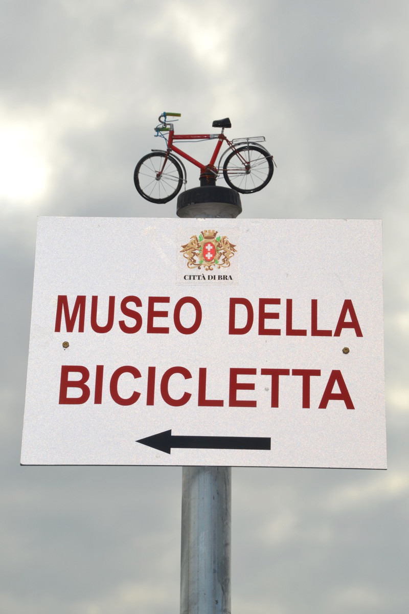 Bra, un’originale segnaletica stradale per il Museo della Bicicletta ...