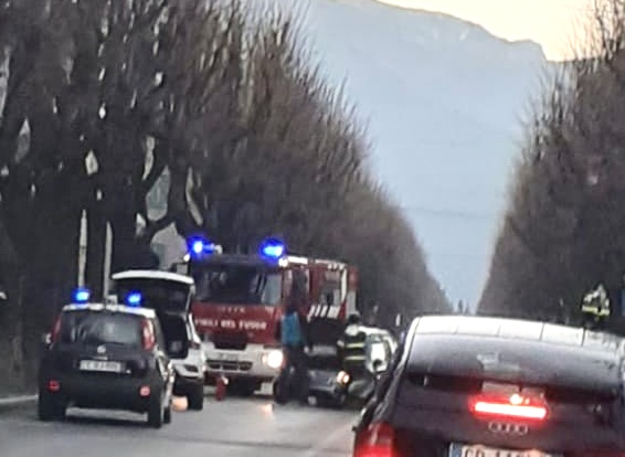 Perde il controllo e finisce contro un albero: incidente a Dronero, illeso il conducente Perde il controllo e finisce contro un albero: incidente a Dronero, illeso il conducente