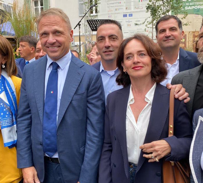 Federica Barbero Invernizzi con il ministro Lollobrigida al taglio del ...