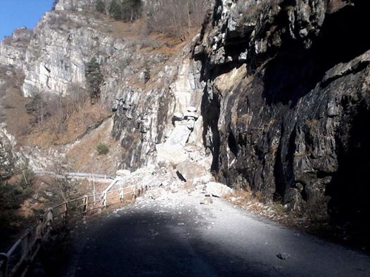 Ennesima frana sulla strada del Vallone di Elva, la Provincia: “E’ pericolosa. Non ci andate” Ennesima frana sulla strada del Vallone di Elva, la Provincia: “E’ pericolosa. Non ci andate”
