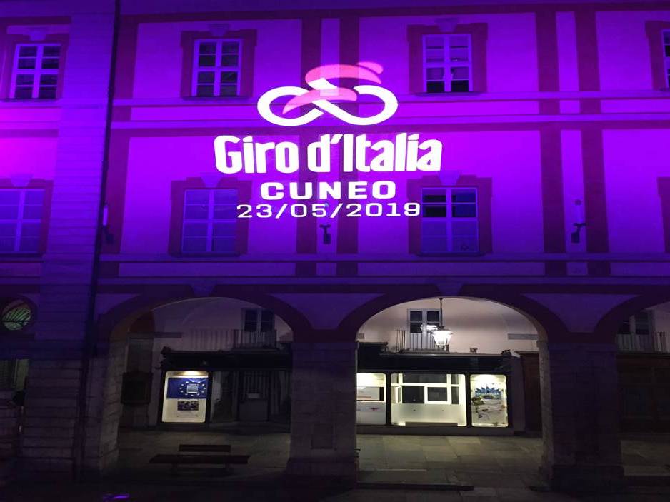 A Cuneo il municipio si tinge di rosa in attesa dell #39 arrivo del Giro d