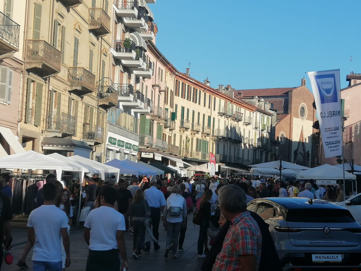 Domani a Saluzzo lo shopping “black” di Negozi in Strada Domani a Saluzzo lo shopping “black” di Negozi in Strada